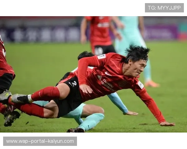 蓉城新援索罗金替补登场 长传显实力 蓉城新援索罗金替补登场 长传显实力